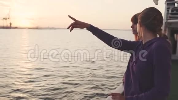 两个年轻漂亮的女人在船上旅行度过美好的时光视频的预览图