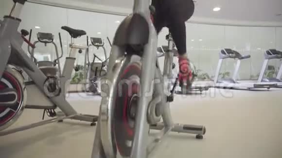 辛勤工作的妇女训练旋转运动自行车视频的预览图
