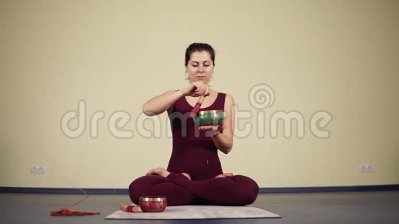 一种与瑜伽大师练习瑜伽有关的非常灵性的仪式视频的预览图