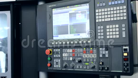 工作控制面板一台工业机器在工厂特写视频的预览图