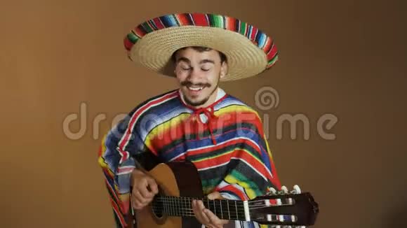 穿着民族服装弹吉他的年轻墨西哥人视频的预览图
