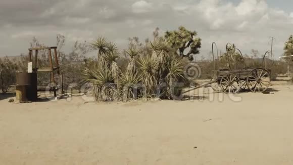 在一个刮风的日子里乘着马车飞进沙漠视频的预览图