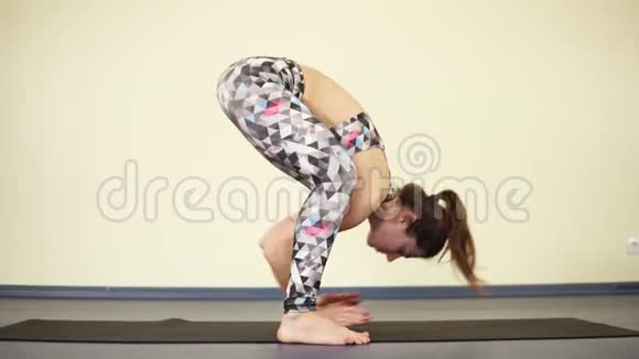 蝎子在瑜伽中的姿势健身和健康年轻强壮的女人视频的预览图
