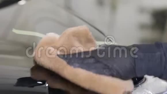 为男士关闭手戴黑色手套洗车窗清洗服务行动汽车护理服务视频的预览图