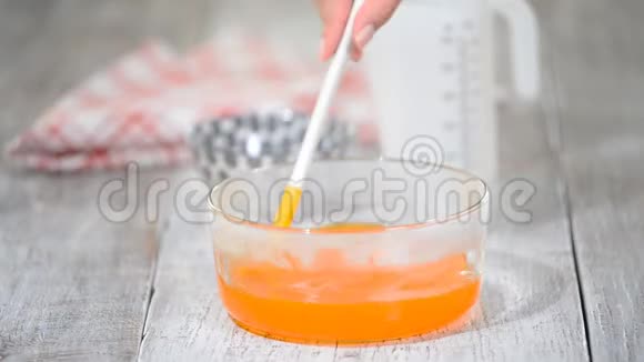 做橘子果冻在玻璃碗里搅拌果冻视频的预览图