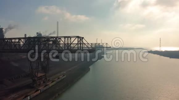 空中观景用于在海上的工业工厂装货的起重机视频的预览图