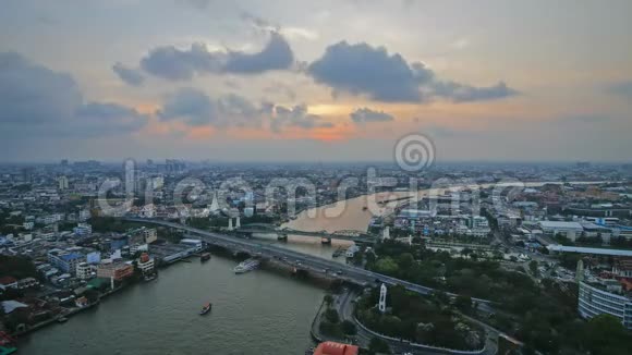 Timelapse纪念桥PhraPhutthaYodfa桥PhraPokKlao桥日落时与湄南河相连视频的预览图