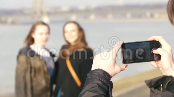 在阳光明媚的日子里年轻人在海滨拍笑的女朋友视频的预览图