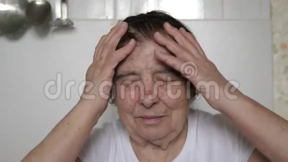 一位老年妇女头痛严重视频的预览图