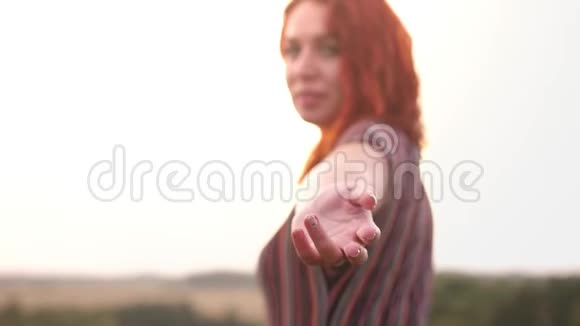 漂亮的红头发的玉英女人在自然领域并在日落时的手招手跟随我的概念3840x2160视频的预览图
