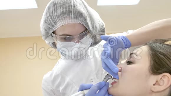 牙医在口罩检查牙齿给病人医生治疗牙齿视频的预览图