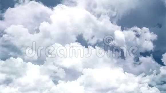蓝天上一大簇厚厚的云视频的预览图
