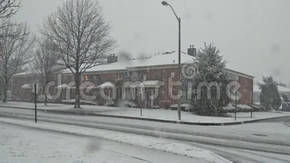 雪落在白雪覆盖的小村庄里视频的预览图