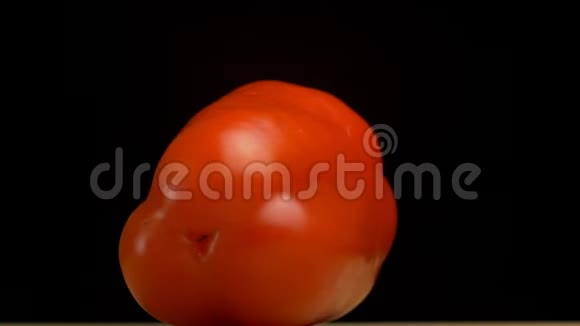 黑背景的多汁红保加利亚胡椒天然蔬菜特写慢动作视频的预览图