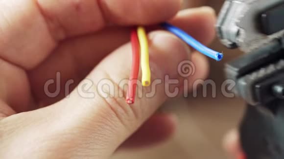 专业电工使用特殊工具从电缆上移除电气绝缘视频的预览图