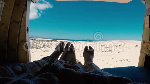 一对恋爱中的情侣和旧货车一起旅行在海滩上停车视频的预览图