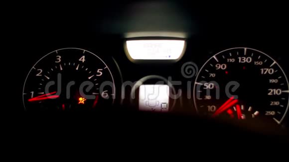 汽车内部绿色箭头上的一个闪烁或转弯指示器显示左右视频的预览图