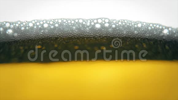 在白色背景上倒入黄色啤酒酒吧泡沫新鲜饮料泡沫金色酒精视频的预览图