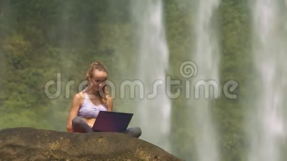 风摇摇发女郎用瀑布记笔记本视频的预览图