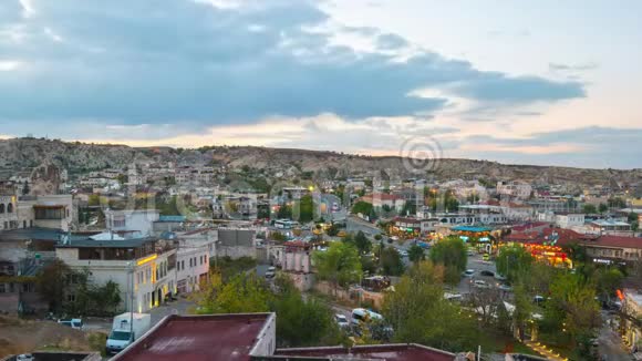 土耳其戈雷姆的卡帕多西亚城市天际线日夜流逝视频的预览图