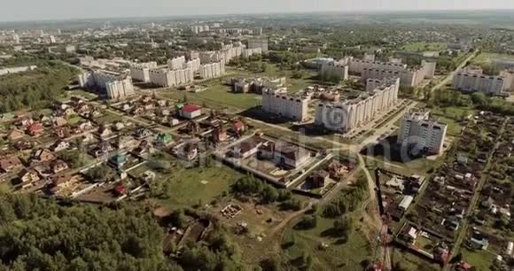 俄罗斯城市新住宅的鸟瞰图视频的预览图