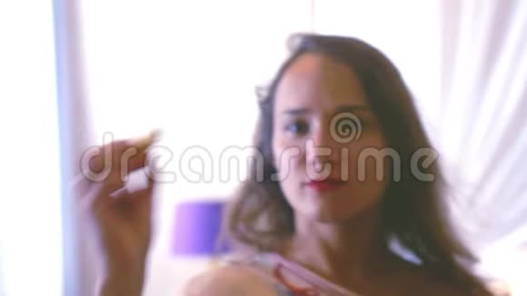 年轻的黑发女人在玻璃墙上画灯泡商业教育和人的观念3840x21604k视频的预览图