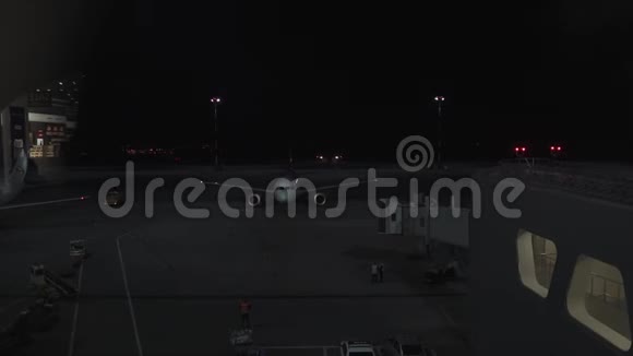 大飞机夜间停在机场附近从候机楼窗口观看视频的预览图