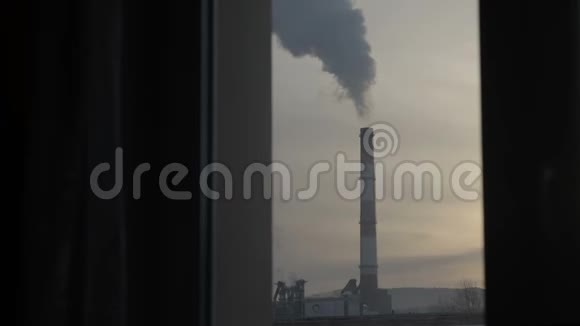 工业烟管窗外的景色视频的预览图