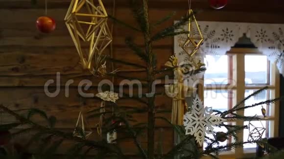 老式圣诞组合篮子松果坚果和核桃视频的预览图