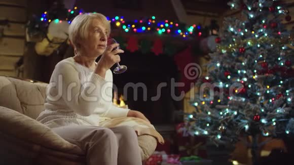 孤独的老太太在圣诞夜喝酒视频的预览图