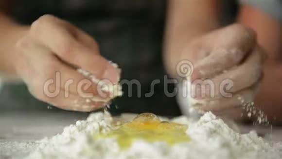 添加橄榄油到生面团特写面包师用所有配料准备面包传统烘焙食谱视频的预览图