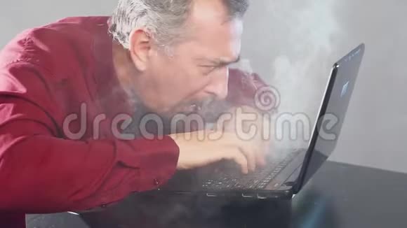 疯狂的狂热商人在烧电脑上工作会计报告加密货币视频的预览图