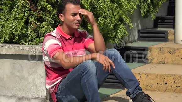 悲伤孤独的西班牙裔男性坐着视频的预览图