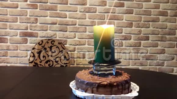 生日巧克力蛋糕配一支大蜡烛视频的预览图