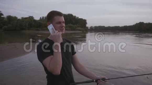 渔夫把电话扔到河里视频的预览图