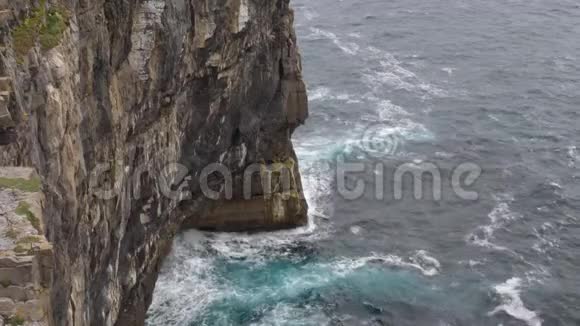 爱尔兰奥兰群岛悬崖上的海浪翻滚视频的预览图