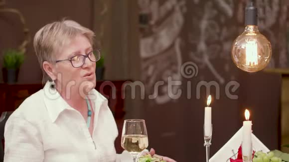 在咖啡馆里和她的搭档聊天的老女人视频的预览图