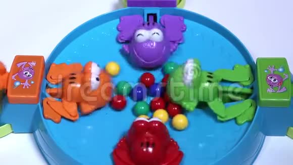 用彩色球喂养四只饥饿的塑料青蛙儿童游戏关于收集球的速度视频的预览图