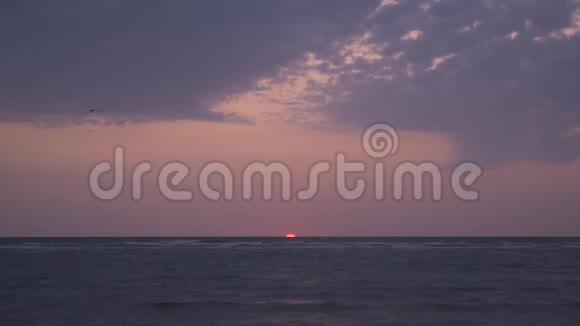 一个人在夕阳下做风筝冲浪视频的预览图