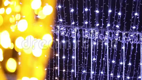 城市林荫大道装饰新年和圣诞照明视频的预览图