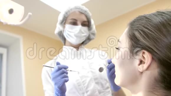 牙医钻牙医生在诊所工作视频的预览图