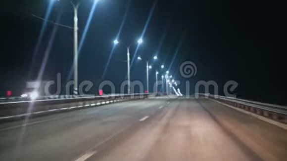 从汽车的视线穿过汽车的挡风玻璃在夜间轨道上有照明灯夜间公路视频的预览图