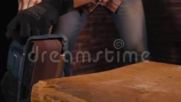 木工在工厂用磨光机打磨旧木材的边缘视频的预览图