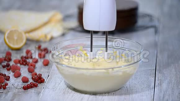 用搅拌机搅拌奶油的过程混合胡须与奶油视频的预览图