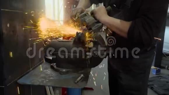 在车间用磨床切割金属视频的预览图