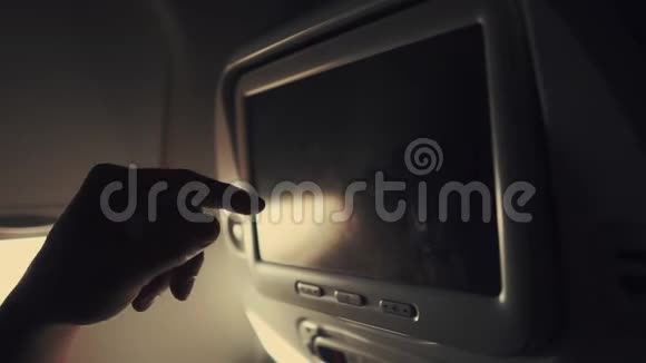 飞机乘客在椅子上使用传感器显示器用手指触摸视频的预览图