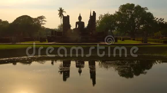 日落时分佛寺瓦查纳松克拉姆遗址泰国Sukhothai视频的预览图