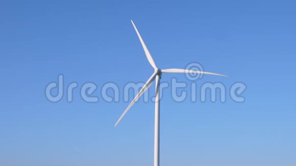 风力发电机迷人的妇女进入眼镜盯着远处的风车背景视频的预览图