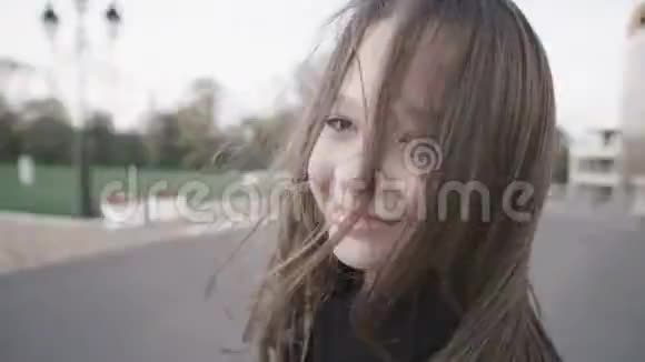 一个快乐的女孩的特写镜头她正在用一个水龙头绕着自己转视频的预览图