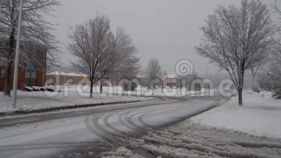 一个小镇的街道上冬天下着大雪视频的预览图